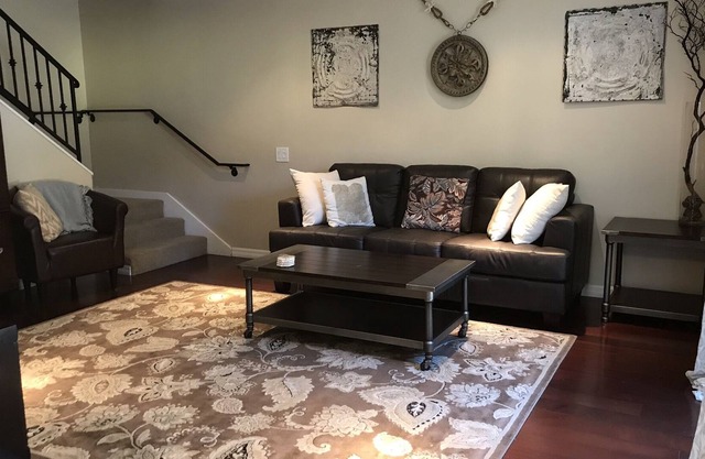 Fully Furnished, beach close, close to freeways, hospitals, colleges!