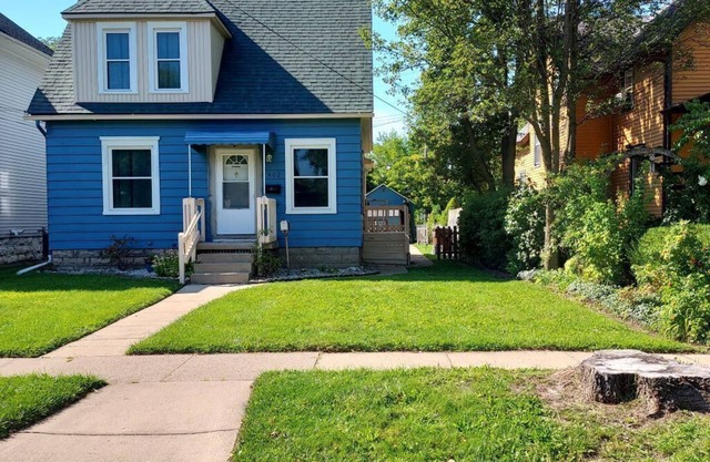 FULLY furnished, clean, cozy ,1 Bedroom Duplex in Downtown Monroe, MI