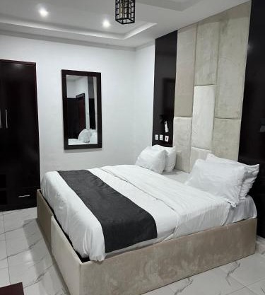FULLY FURNISHED DAILY FLAT RENTALS AND APARTMENT RENTAL AT IPAM SELF SERVICE 2BEDROOM And 1 BED APARTMENT IN NEW OWERRI IMO STATE, WITH FREE SHUTLE PICK UP WITHIN OWERRI, kitchen and all living amenities included a home away from home, better than a hotel