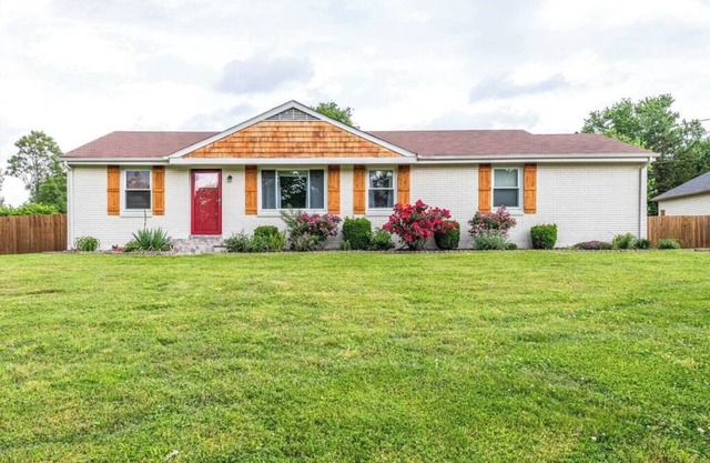 Fully Furnished home on 3/4 of an acre .Centrally located to Nashville and the airport
