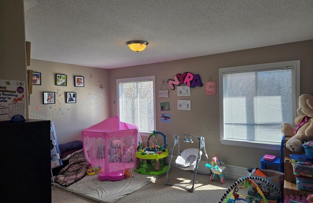 Fully furnished house in Ottawa's Barrhaven Neighbourhood. Pool table