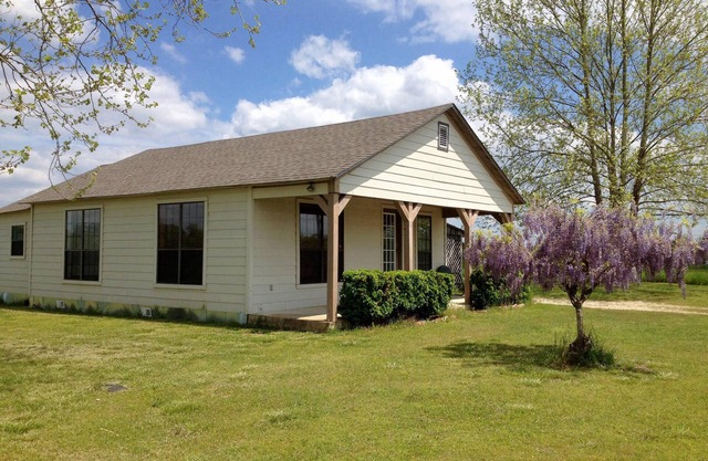 Fully Furnished Two Bedroom Farm House, "The Little House" Has Everything !