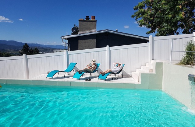 FULLY LICENCED : Private HEATED POOL and hot tub Okanagan valley view