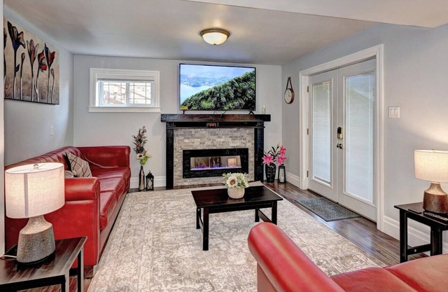 Fully Private|1600ft²|Backyard|Parking |Trails