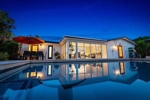 Fully Remodeled, Huge Backyard, Pet-Friendly, Pool