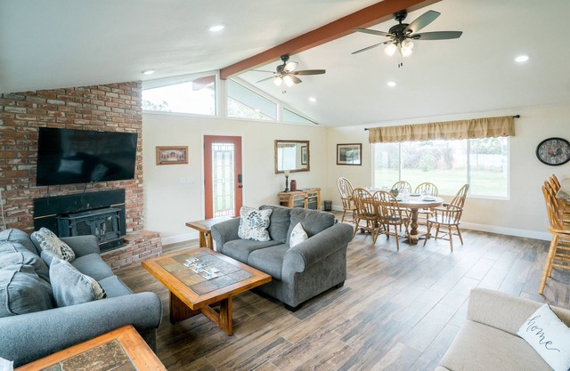 Fully Remodeled Country House with Large Yard, Near National Parks
