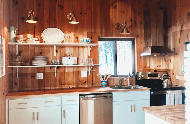 Fully renovated, 2Br, 1 bath, sleeps 4, Mittersill Chalet.