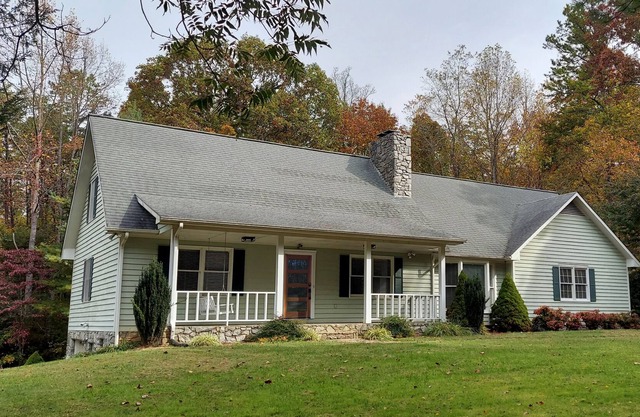 Fully Renovated 3/2 Home Surrounded by Farms/Mountains 15 Min from Asheville