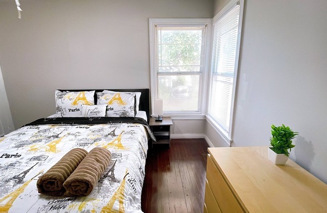 Fully Renovated 3BR⭐️Large Backyard🌻Pets Ok🐶