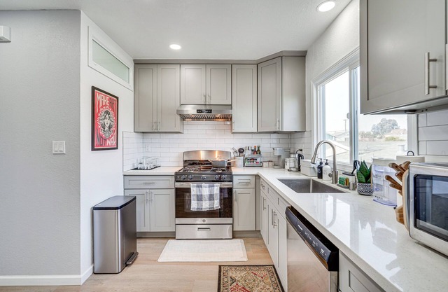 Fully Renovated Oakland Retreat: 4 Mi to Downtown!