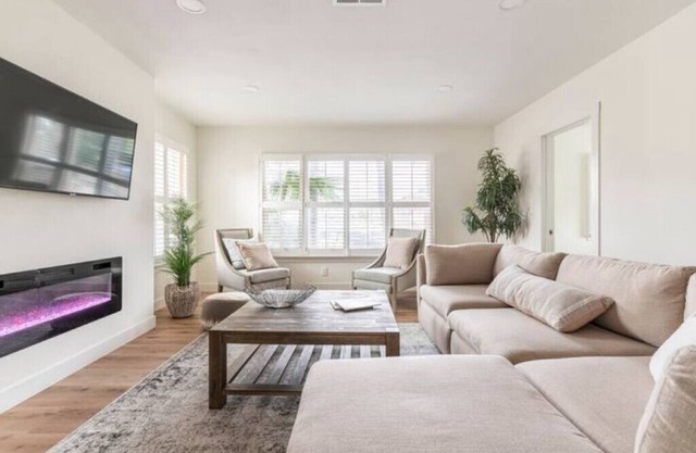 Fully Renovated Sunny California House w/Free Parkingnn
