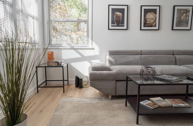 FULLY RENOVATED MODERN 1BR HOUSE IN TOLUCA LAKE with FENCED PATIO p72