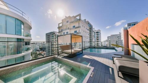Fully Serviced Apartment at Regatta Living II - 905