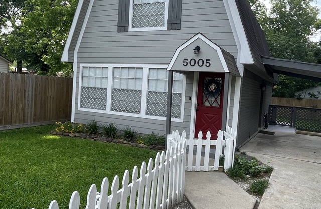 Fully Updated Beautiful Seabrook Barn Style Cottage