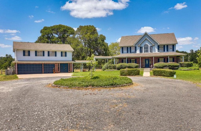 Fulshear Vacation Rental with Guest House and Deck!