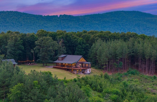 Fulton Resort | Pickleball Court + Hot Tub + Game Room + Fire Pit + See 4 states from the deck