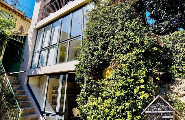 Fun and Funky Townhouse with Terrace in heart of in Uzès