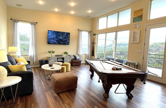 Fun Condo w hot tub, pool table and VIEWS!