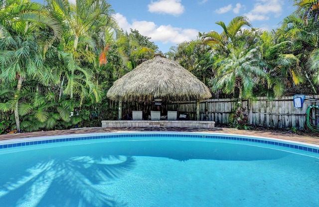Fun Downtown Delray Home-Walk to Atlantic Ave.-Pool-Tiki hut-Bikes-WiFi-Near All