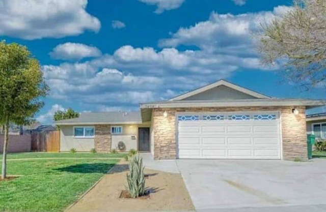 Fun Family Home Minutes to Beach and Legoland with Huge Backyard with Playground