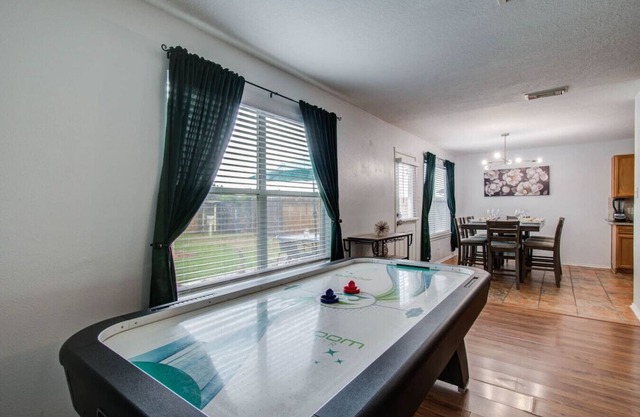 FUN Getaway: 4BR, King Suite, Arcade, 2 SmartTVs