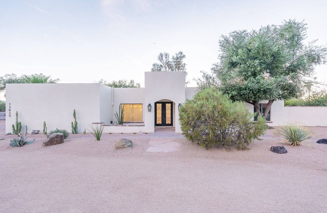 Fun Pueblo Estate for 16 with Backyard Oasis