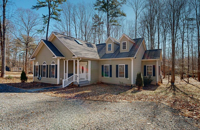 Fun & relaxing getaway with 2 game rooms, fire pits, deck, & more
