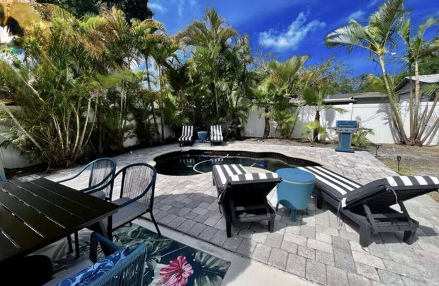 Fun, Trendy, Tropical 3/2 Pool Home in South Tampa! Close to everything!