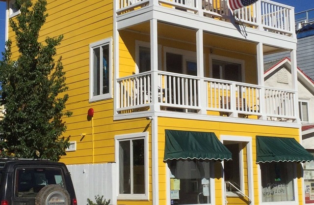 Fun Vibe in town over 600 5 STAR reviews two balcony’s SUP KAYAKS CHAIRS CLEAN