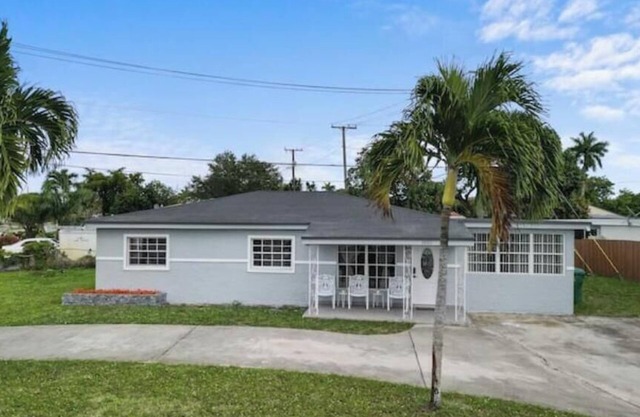 Funhouse – Pool Table, Games & South Florida Sun!"