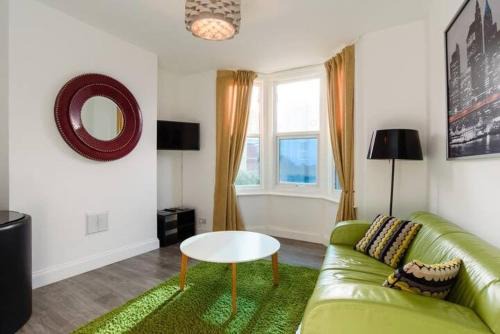 Funky Easton flat with parking