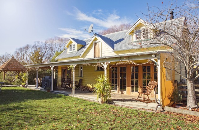 Funky idyllic Barn with private spa/swimming pool