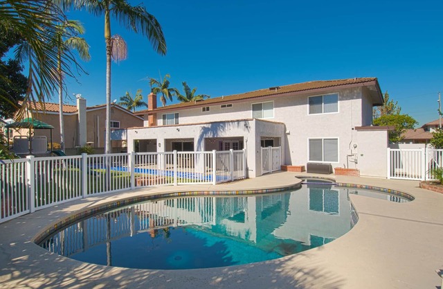 Funtierland + Pirate's Lair + Close to Disney + Pool + Game Room + Backyard