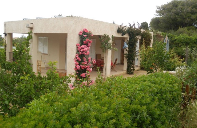 Furnished 2 Rooms, air conditioning, garden, terrace, 100m beach