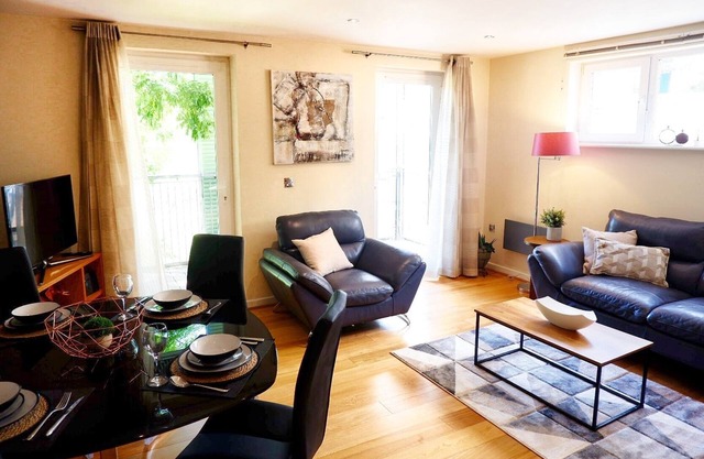 Furnished apartment near Cambridge station with FREE Parkingn133 Warren Close