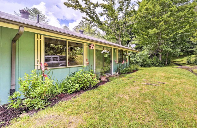 Furnished Deck + Home Gym: Bakersville Retreat!