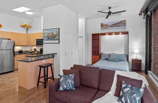 Furnished DT Condo close to amenities and harbour