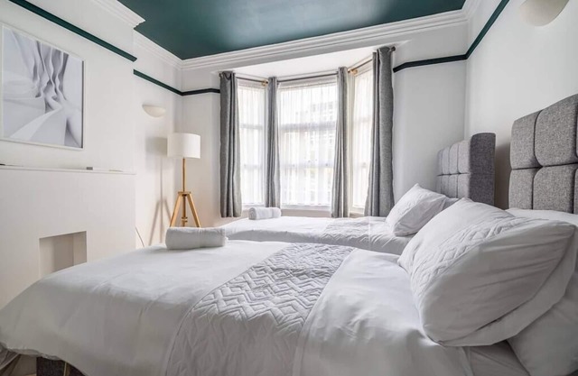 "Furnished Rentals Direct" WiggenHouse Stylish 3 Bedroom house - Free Parking
