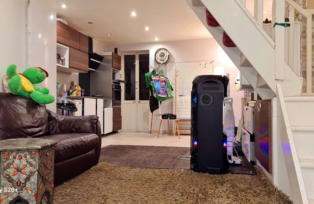 Furnished room in an upscale house with garden near the metro.