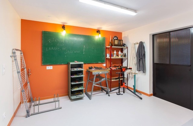 Furnished studiowith tourism and bicycle workshop
