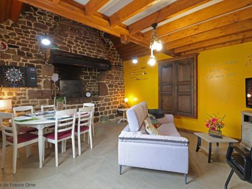 Gîte champêtre avec animaux, terrasse, jeux extérieurs, et ateliers couture près de Saint-Mars-d'Égrenne. - FR-1-497-149