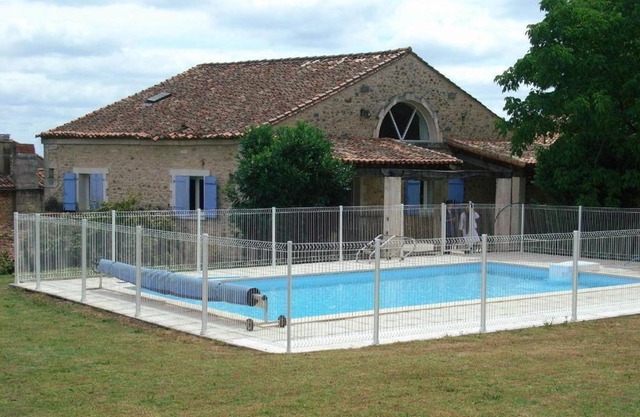 Gîte Charentais avec Piscine Chauffée, Jardin, Equip. Bébé et Recharge Électrique - Proche Périgord - FR-1-653-7