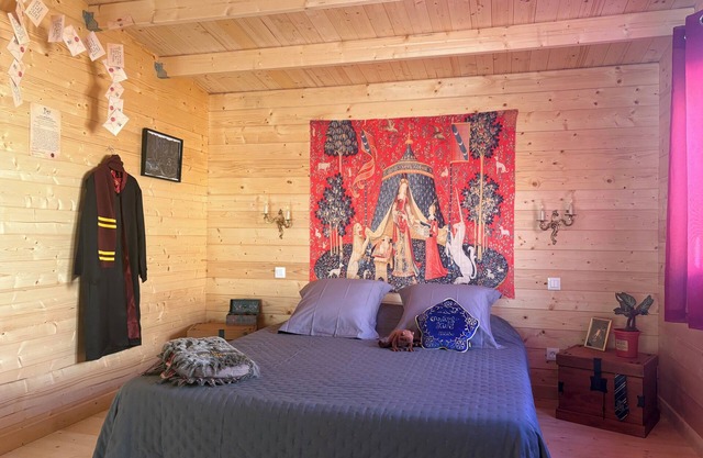 Gîte du Sanglier Magique - wooden chalet & spells at the Oasis des Corbières