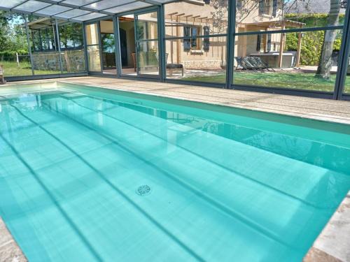 Gîte familial 14 pers. avec piscine chauffée, spa, sauna, terrains de jeux et borne électrique. - FR-1-496-3
