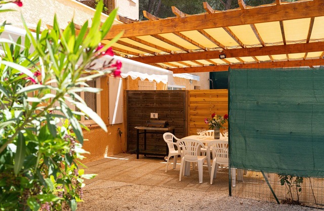 Gîte Pinède. Bas de Villa 2 Ch, Terrasse, Parking