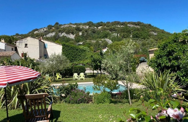 Gîte studio with loggia in Venasque en Provence