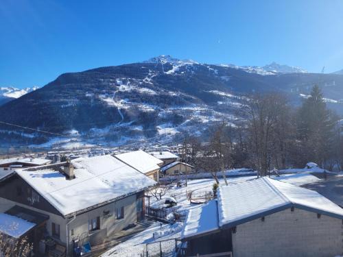 gîteduruisseau73, maison entière 80 m2 exposée sud, à 5 minutes en voiture du funiculaire pour Les Arcs Paradiski, , 2 chambres 2 salles de bain avec terrasse et garage