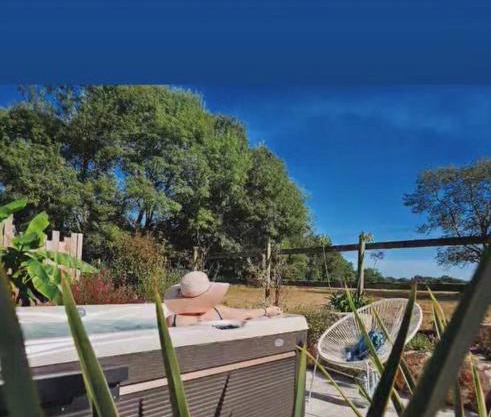 Gîtes de charme "l'écrin de Vendée" jacuzzi privatif, piscine chauffée, prestations bien être, vélos à 10 mn de l'océan sur 3,5 h de verdure