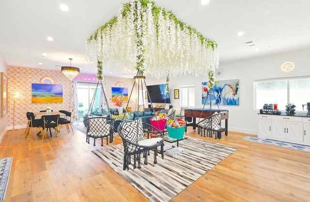 G. Luxe NoHo Family Home: 15m to Universal & Hollywood + Games + Parking