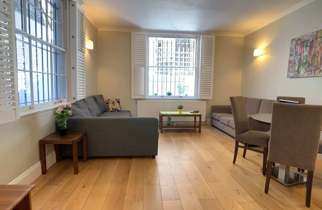 G2 - Convenient Apartment with patio near Victoria